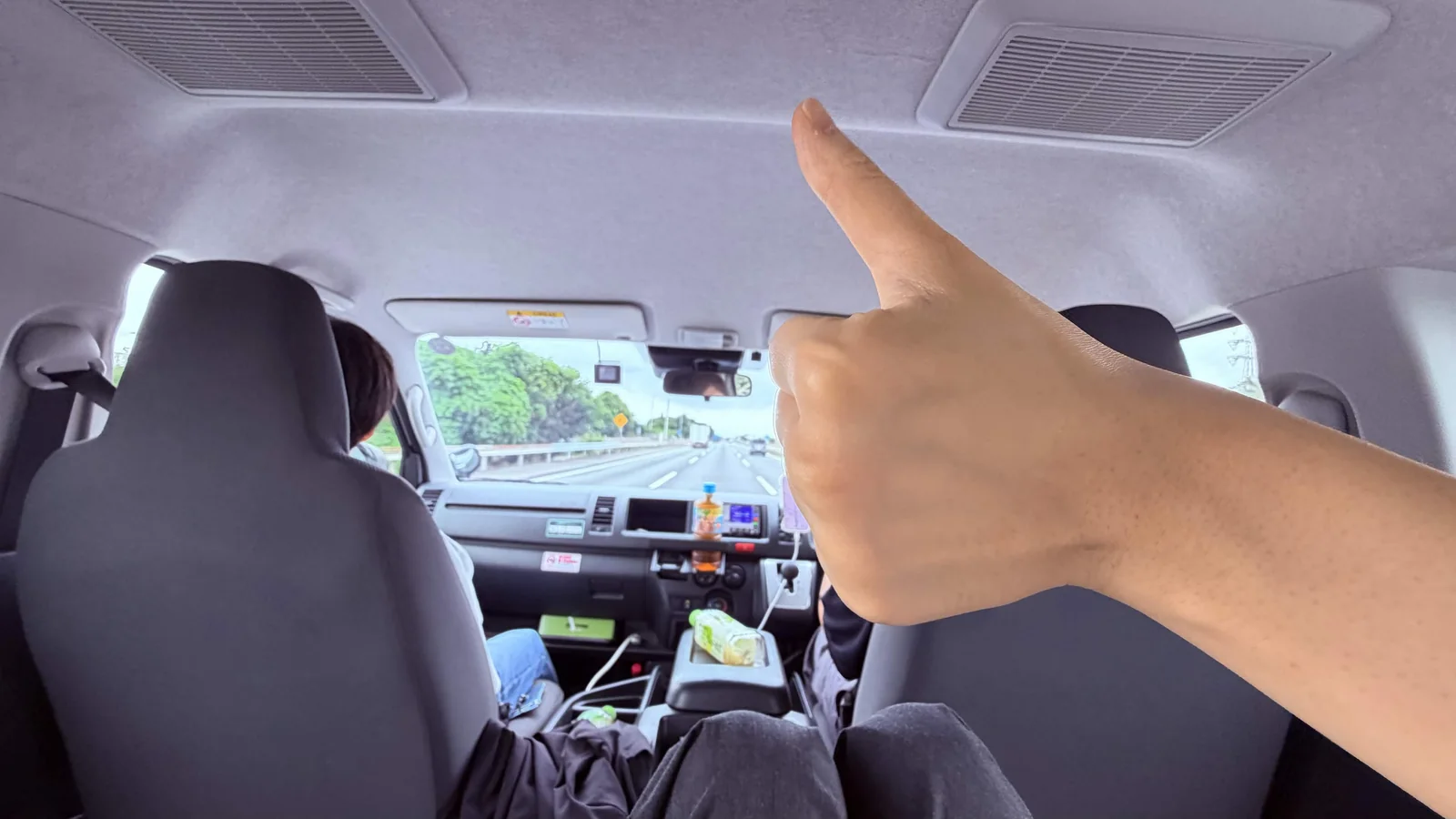 仲間とのドライブ。車内のひとコマです。