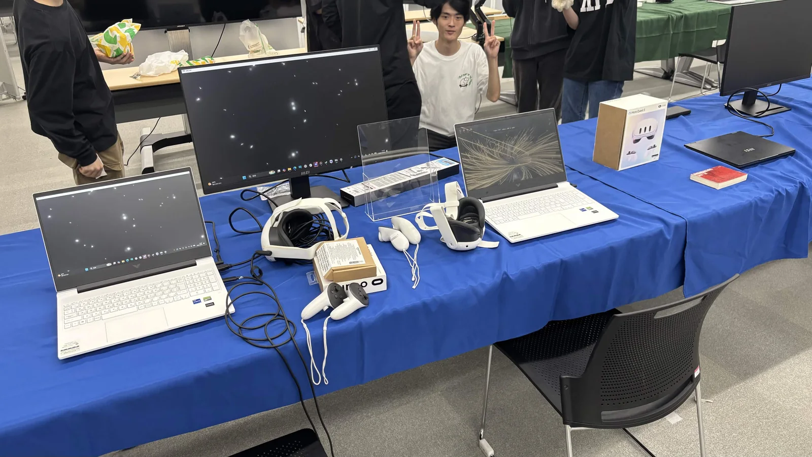 大学祭の展示。ゲームやVRを体験できるブースを用意しました。